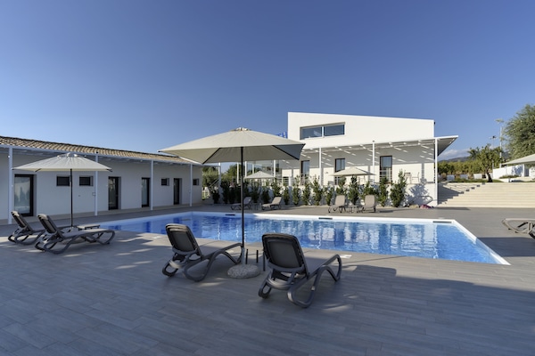 Alberca al aire libre, acceso de 08:00 a 19:30, y camastros