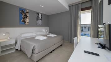 Habitación estándar con 1 cama doble o 2 individuales, vistas a la piscina | Minibar, caja fuerte, escritorio y sistema de insonorización