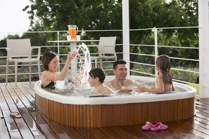 Bañera de hidromasaje al aire libre