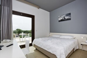 Standard Double Room, Garden View | Minibar, in-room safe, desk, soundproofing - Southeast hotel (Chiaramonte Gulfi)