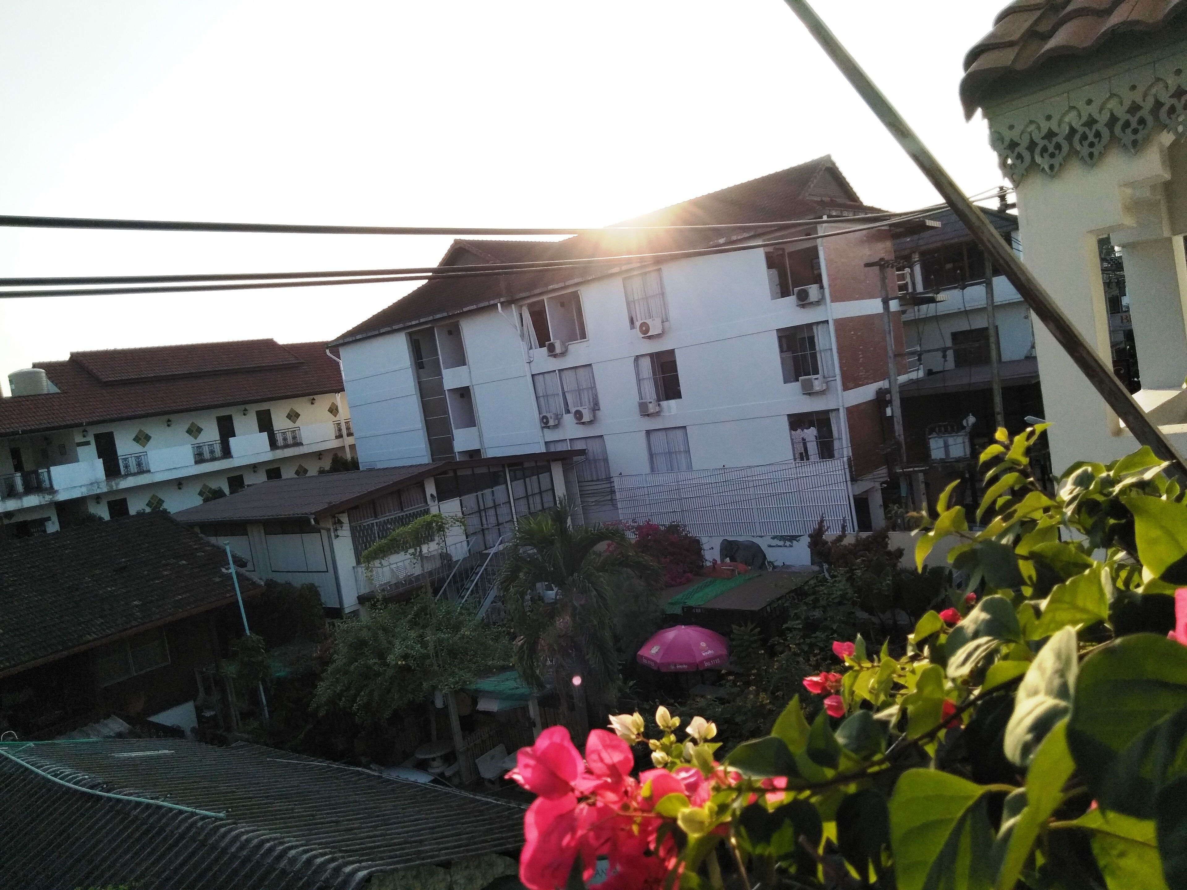 Un edificio de varios pisos con balcones y unidades de aire acondicionado.