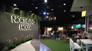 Un restaurant appelé NORTHLAND HOUSE, doté d’une terrasse et d’un espace jardin.
