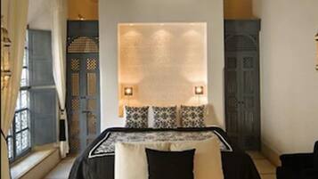 Deluxe Suite (Bahia) | In-room safe, individually decorated, individually furnished