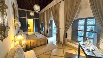 Suite, Balcony (Victoria) | In-room safe, individually decorated, individually furnished
