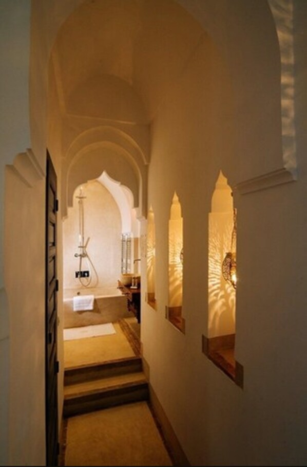 Deluxe Double Room (Zahia) | Bathroom | Free toiletries, hair dryer, bathrobes, towels - Riad Adore (Marrakech)