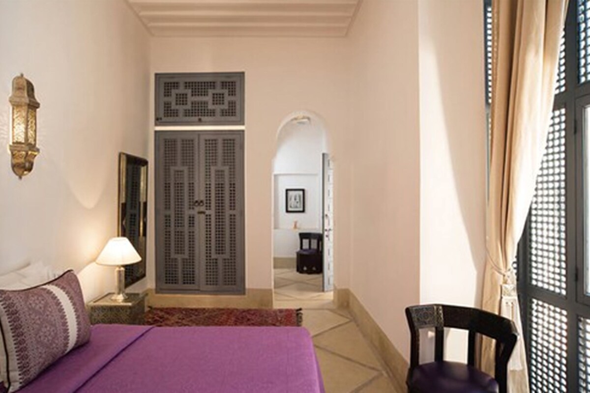 In-room safe, rollaway beds (surcharge), WiFi (free)