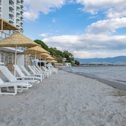 Playa privada, sillas reclinables de playa, sombrillas