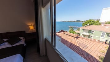 Triple Room with Sea View and no Balcony | Minibar, soundproofing, free WiFi, bed sheets