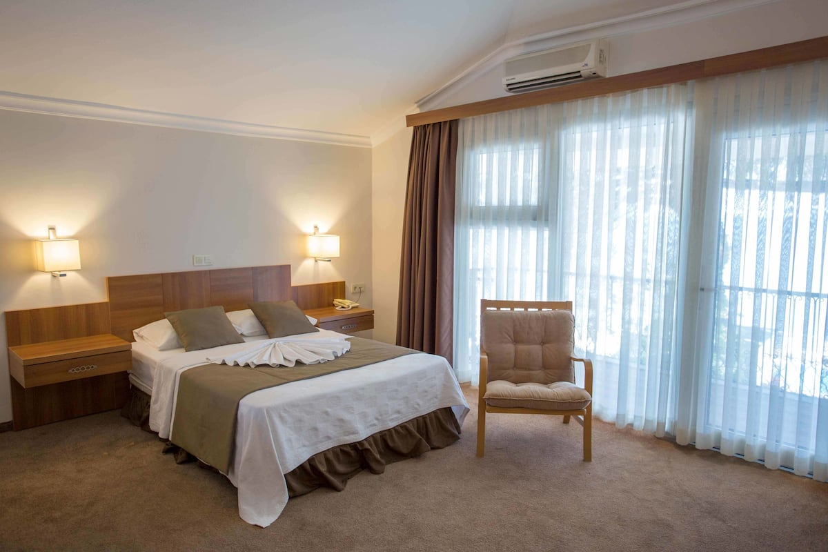 Habitación doble, vista al jardín, en edificio contiguo | Minibar, insonorización, wifi gratis y ropa de cama 