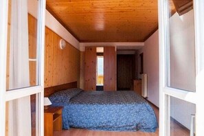 Een kluis op de kamer, een bureau, babybedden (toeslag), beddengoed