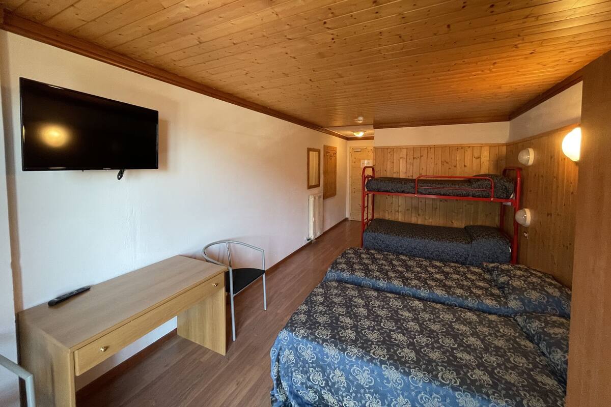 In-room safe, desk, cribs (surcharge), bed sheets
