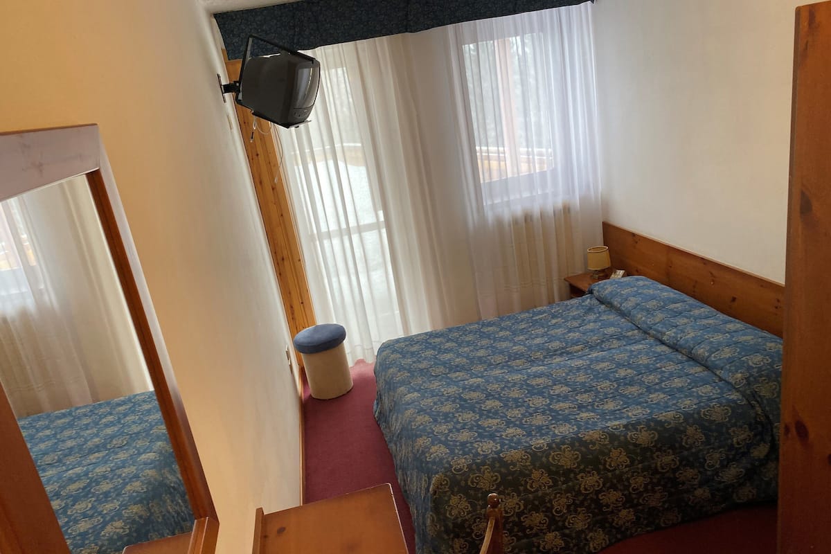 Quarto casal de uso individual | Cofres nos quartos, escrivaninha, berços (sobretaxa), roupa de cama