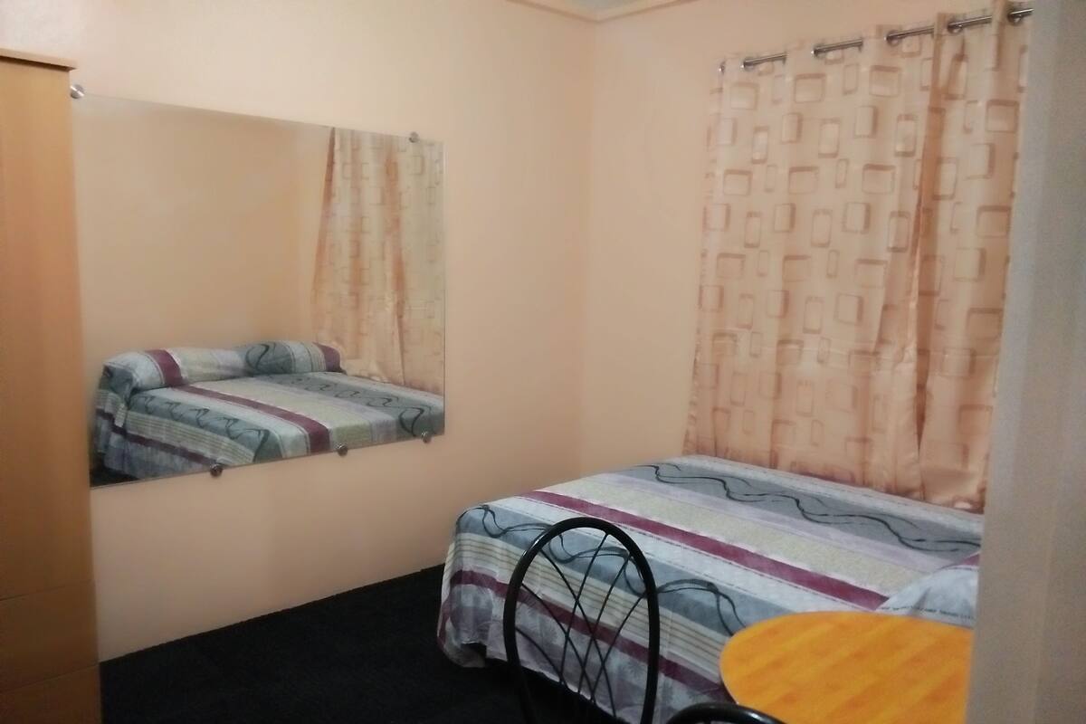 Room, 1 Queen Bed | Desk, free WiFi