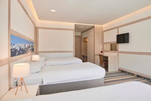 Deluxe Triple Room | เครื่องนอนระดับพรีเมียม, โต๊ะทำงาน, พื้นที่ทำงานแบบใช้แล็ปท็อป