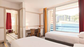 Departamento Deluxe, 2 habitaciones, balcón, vista a la montaña | Ropa de cama de alta calidad y escritorio