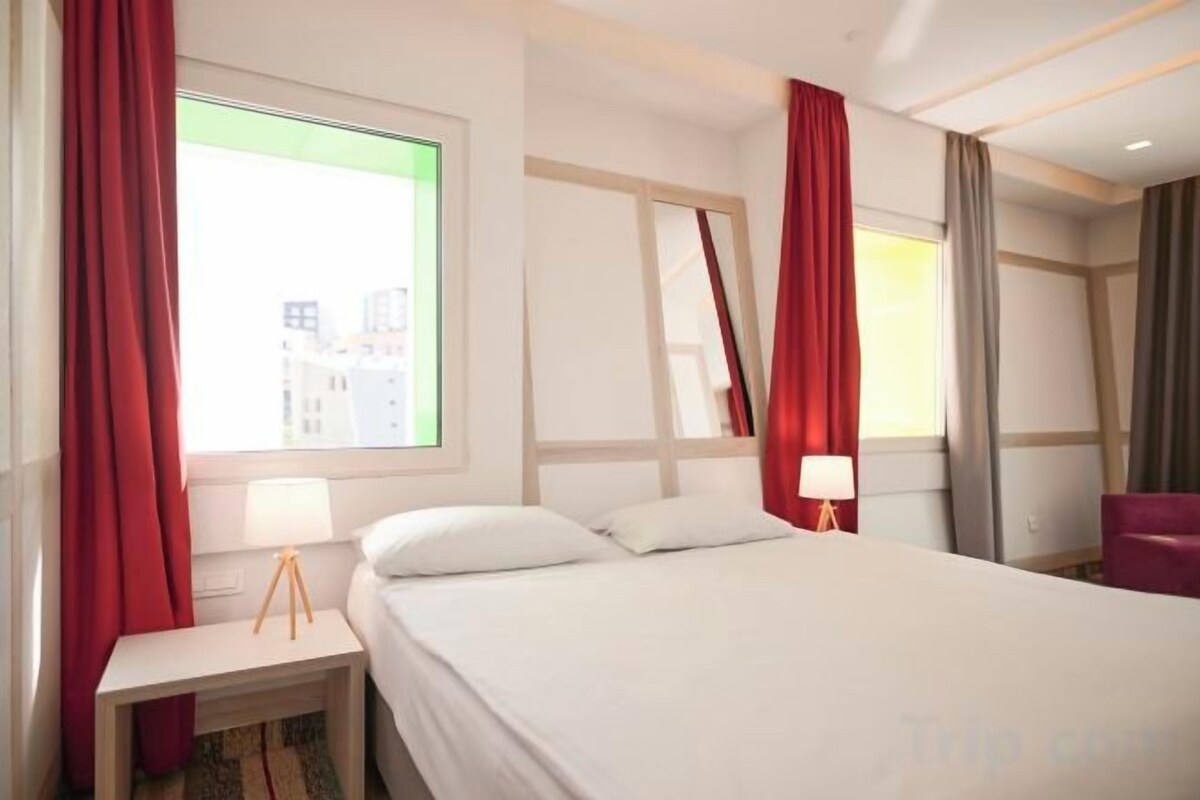 Ropa de cama de alta calidad y escritorio