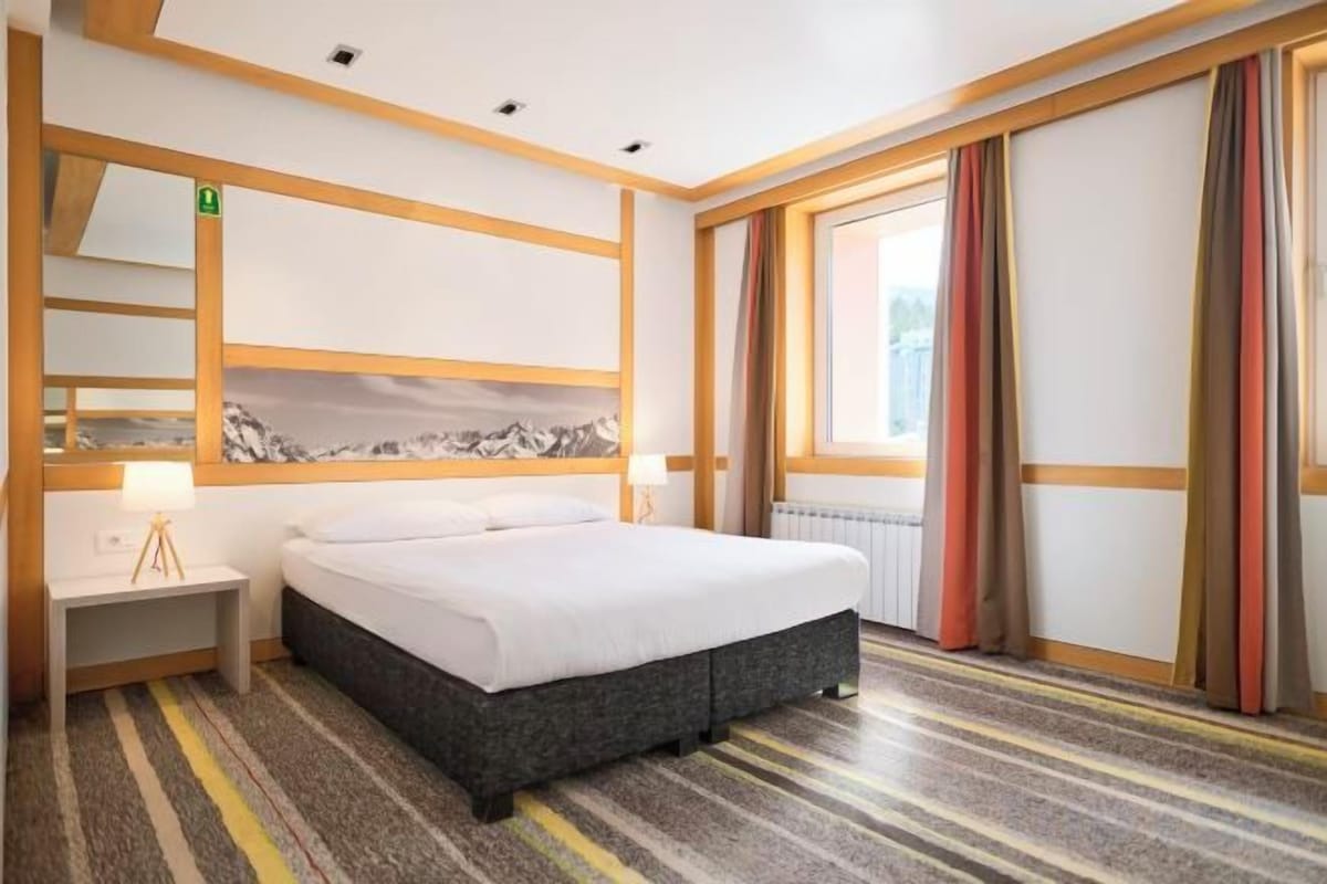Ropa de cama de alta calidad y escritorio