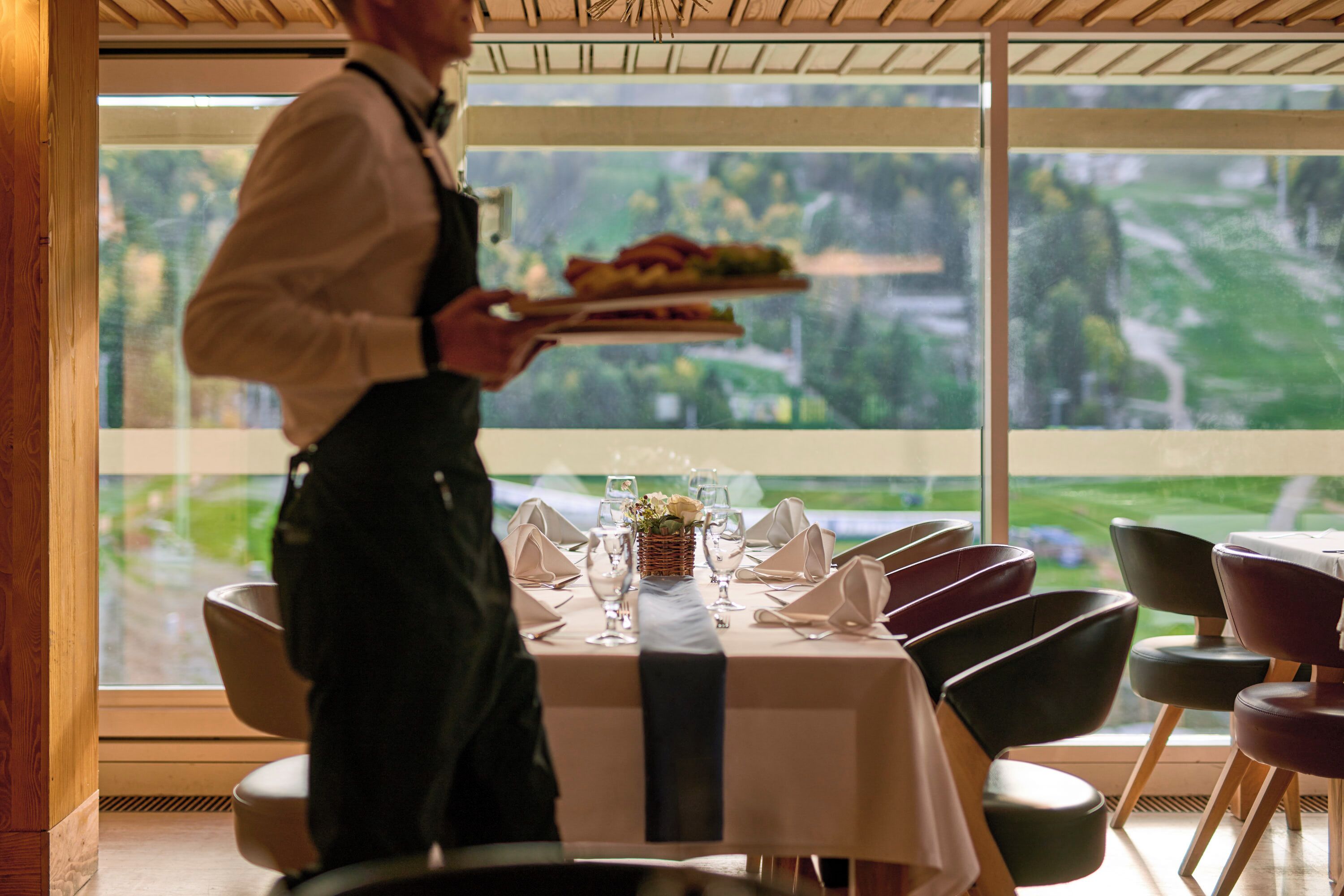 2 nhà hàng, phục vụ bữa sáng 