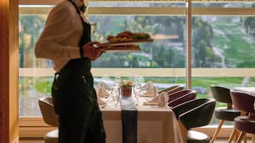 2 restaurantes, é servido café da manhã