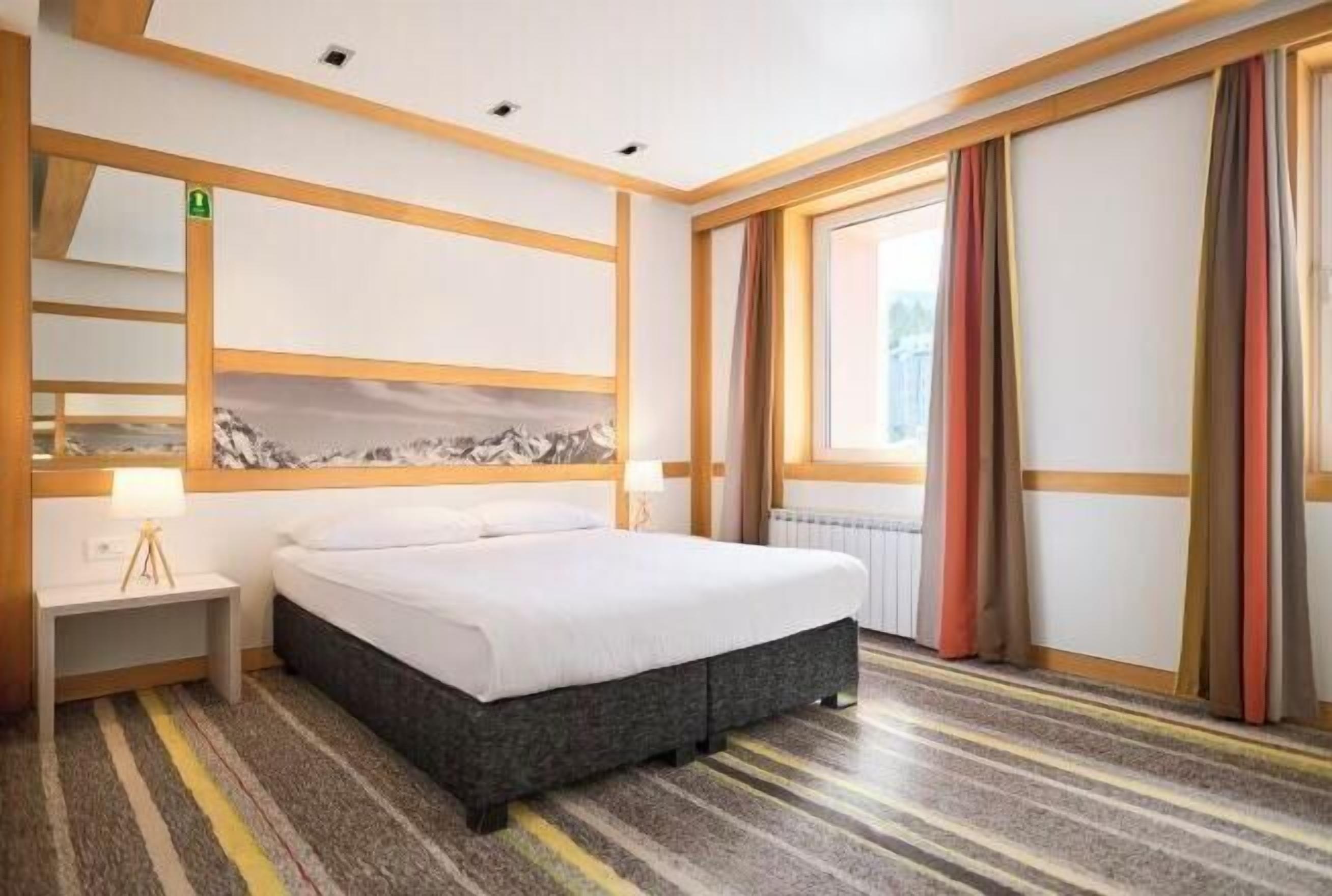 Hochwertige Bettwaren, Schreibtisch, laptopgeeigneter Arbeitsplatz