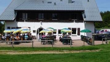 Vista frontal de la propiedad