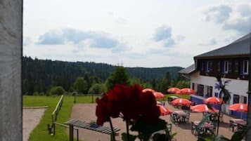 Se sirven desayunos, comidas y cocina regional con mesas al aire libre