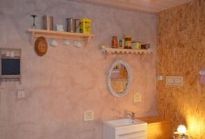 Shower, free toiletries, towels