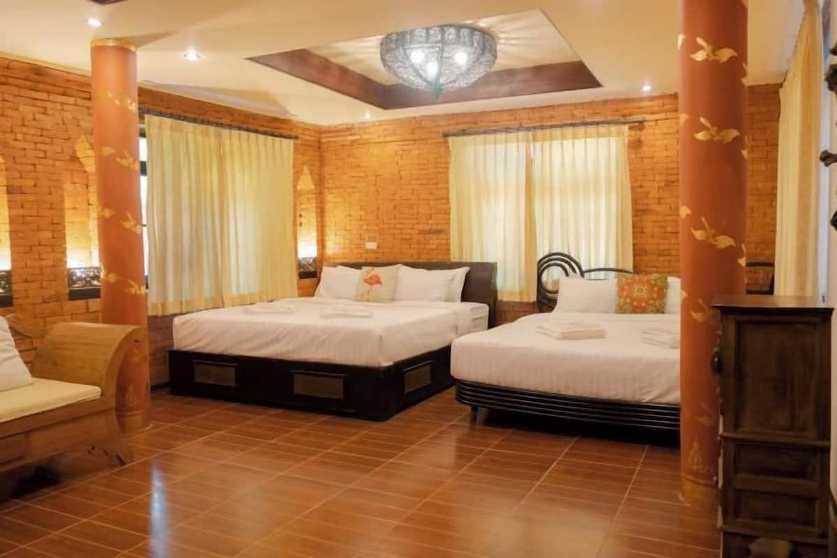 Escritorio, tabla de planchar con plancha, wifi gratis y ropa de cama