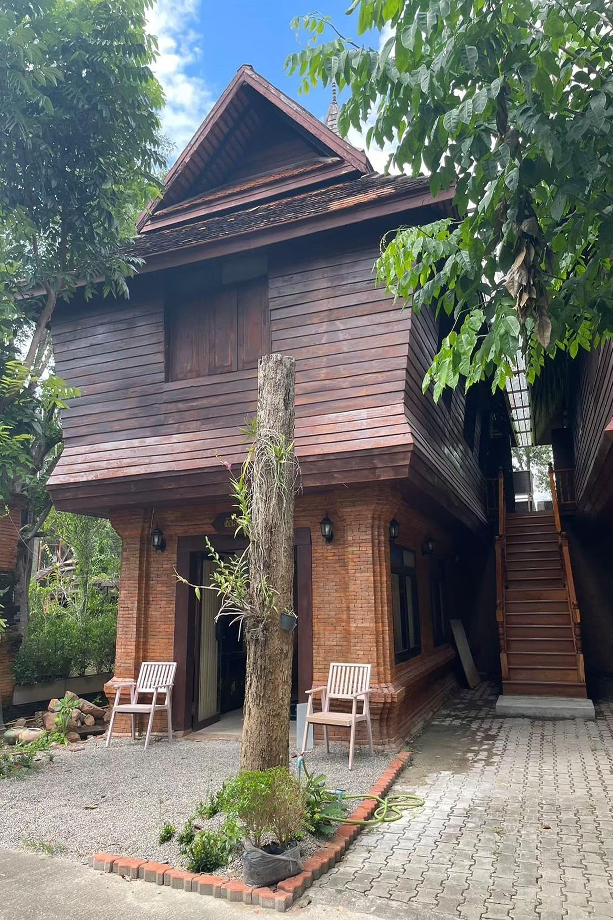 Lanna Deluxe | Living area | 32-inch LCD TV with cable channels