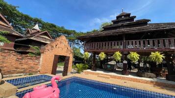Outdoor pool, free cabanas, sun loungers