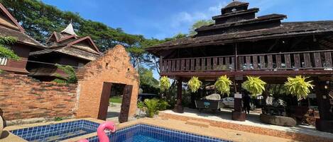 Outdoor pool, free cabanas, sun loungers