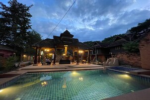 室外游泳池，免费小屋，日光浴躺椅