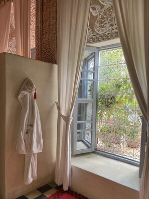 Luxury Room | Premium bedding, in-room safe, individually decorated - Riad Tizwa (Marrakech)