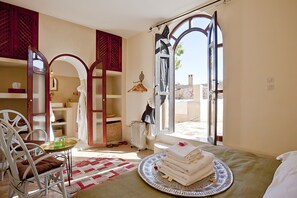 Deluxe Room | Premium bedding, in-room safe, individually decorated - Riad Tizwa (Marrakech)