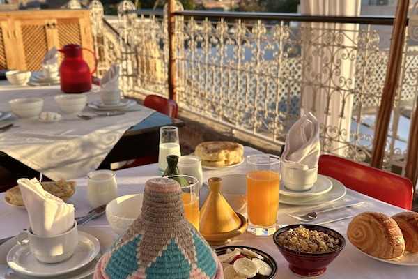 Se sirven desayunos, almuerzos y cenas; cocina marroquí