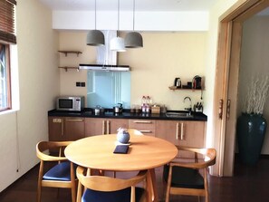 Lemari es, microwave, kompor, dan ketel listrik