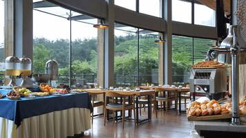 3 restaurants, breakfast served