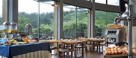 3 restaurants, breakfast served