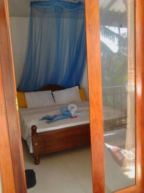 Frigobar, escrivaninha, Wi-Fi de cortesia, roupa de cama