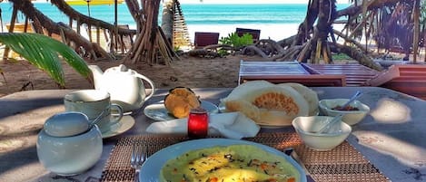 Frokost med lokale retter er inkludert hver dag