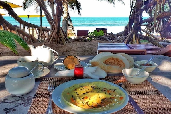 Frokost med lokale retter er inkludert hver dag