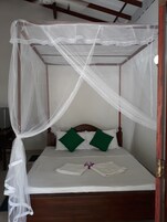 Quarto standard | Frigobar, escrivaninha, Wi-Fi de cortesia, roupa de cama