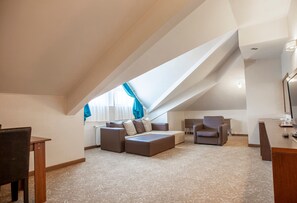 Suite | Sengetøy av topp kvalitet, minibar, safe på rommet og skrivebord