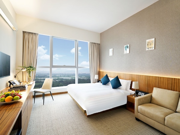 Tallelokero huoneessa, työpöytä, pimennysverhot, äänieristys