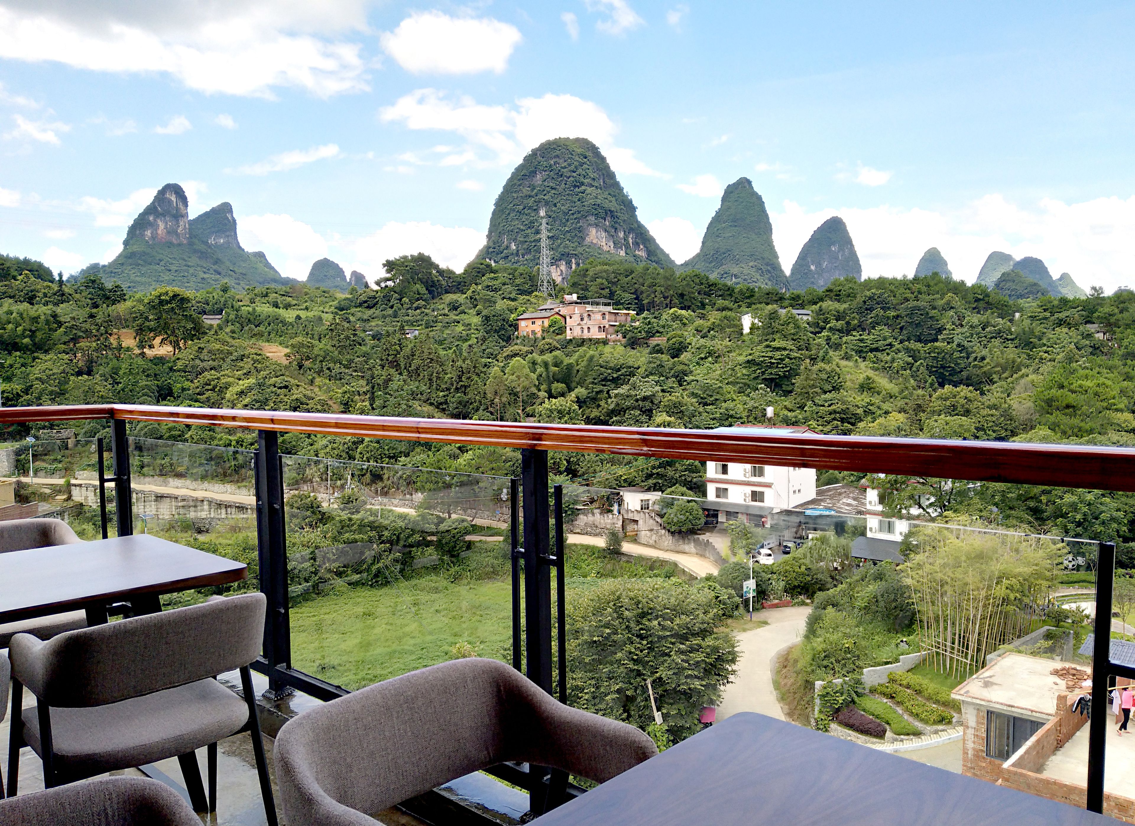 Un restaurant doté d’une terrasse offrant une vue sur un paysage montagneux.