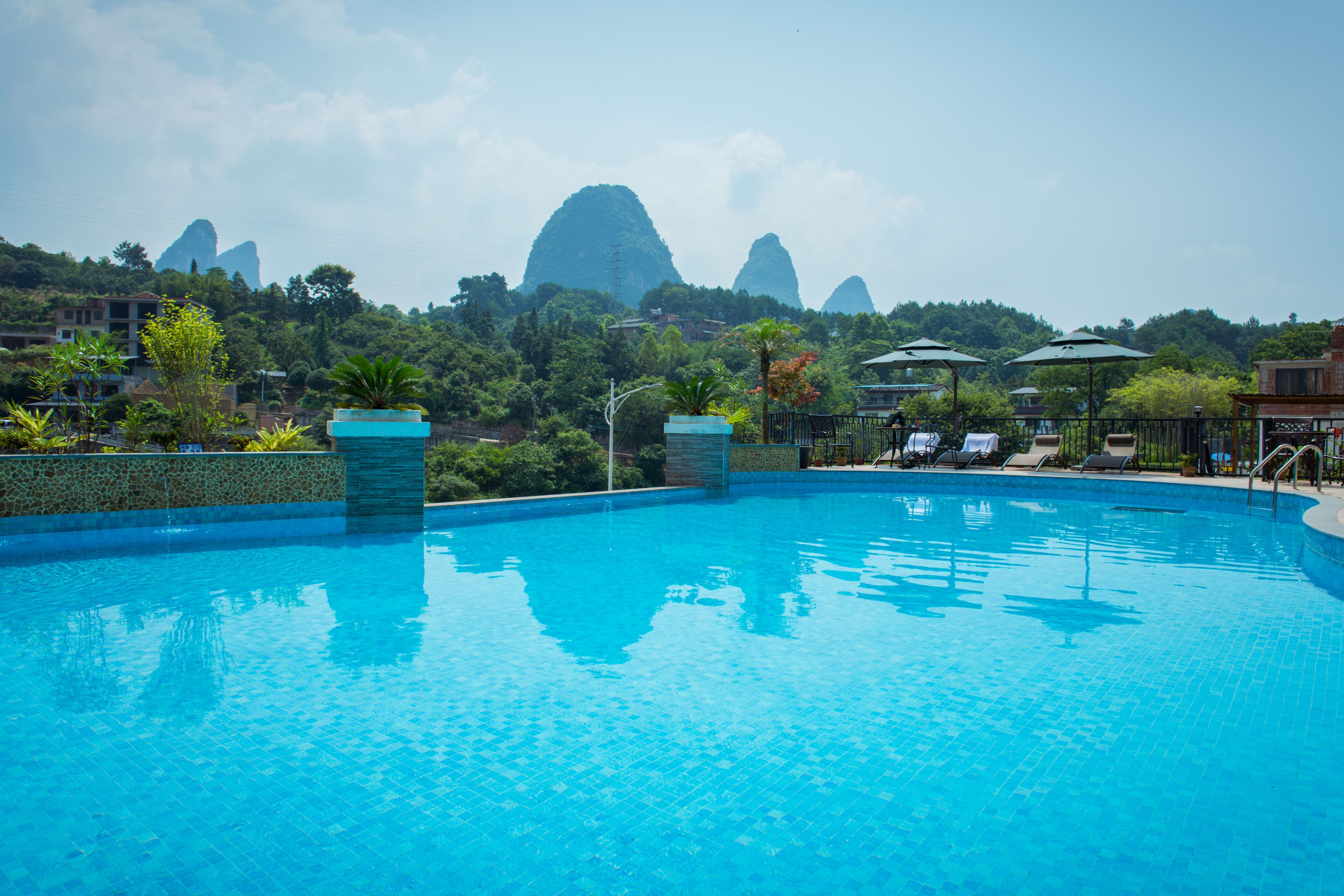 Ulkouima-allas avoinna 9.30–21.00, aurinkovarjoja, aurinkotuoleja