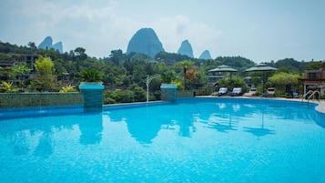 Una piscina al aire libre (de 09:30 a 21:00), sombrillas, tumbonas