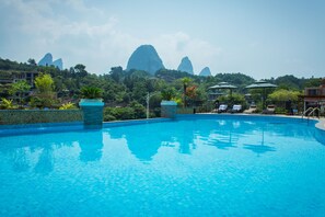 Piscine extérieure, parasols de plage, chaises longues