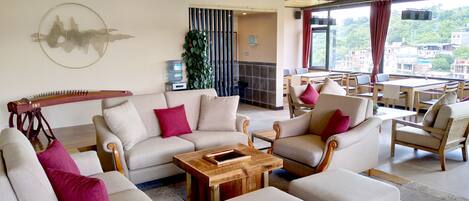 Una sala de estar moderna con un conjunto de sofá, una mesa de centro y un adorno de pared.