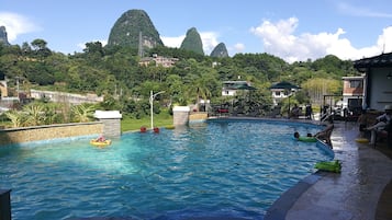 Una piscina al aire libre (de 09:30 a 21:00), sombrillas, tumbonas